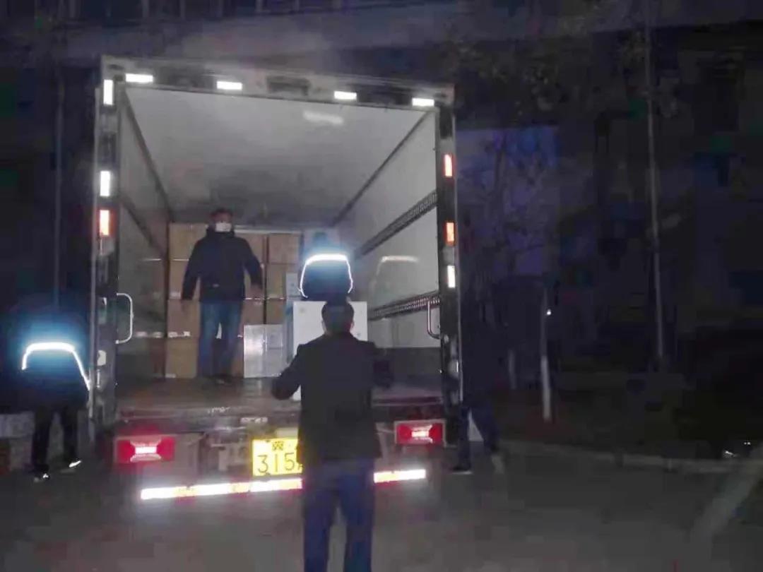 這樣深夜連續(xù)作業(yè)，已堅(jiān)持了多日