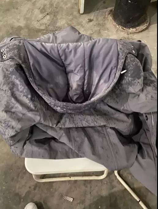 外衣被雨雪打濕，心里卻滿是干勁